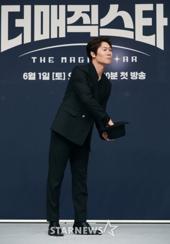 배우 진선규가 30일 오후 서울 양천구 목동 SBS에서 진행된 새 예능 &#039;더 매직스타&#039; 제작발표회에 참석해 포즈를 취하고 있다. 국내 최초 글로벌 마술 오디션 &#039;더 매직스타&#039;는 6월 1일 첫 방송된다. /2024.05.30 /사진=이동훈