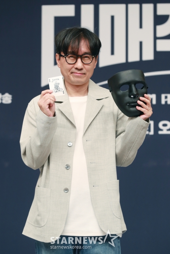 장항준 감독이 30일 오후 서울 양천구 목동 SBS에서 진행된 새 예능 &#039;더 매직스타&#039; 제작발표회에 참석해 포즈를 취하고 있다. 국내 최초 글로벌 마술 오디션 &#039;더 매직스타&#039;는 6월 1일 첫 방송된다. /2024.05.30 /사진=이동훈