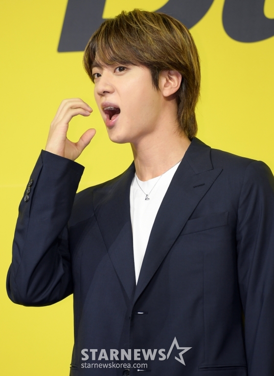 방탄소년단(BTS) 진이 21일 오후 서울 송파구 방이동 올림픽홀에서 진행된 새 싱글앨범 &#039;Butter&#039; 발매 기념 쇼케이스에서 포즈를 취하고 있다. /사진=김창현 기자 chmt@
