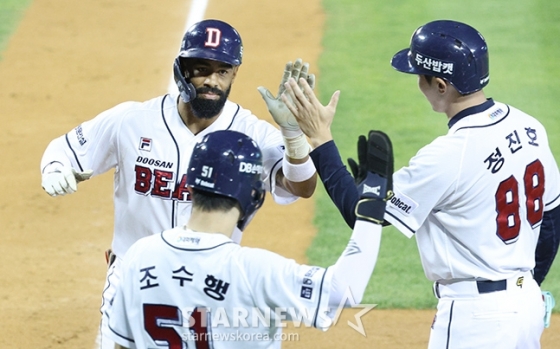 &#039;2024 신한 SOL 뱅크 KBO리그&#039; 두산-KT 전이 30일 서울 잠실야구장에서 열렸다. 두산 라모스(왼쪽)가 5회말 2사 2루에서 우월 2점 홈런을 날리고 홈인한 후 동료들의 환영을 받고 있다. /사진=김진경 대기자