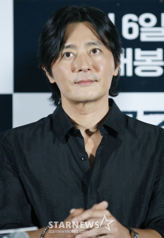 (서울=뉴스1) 권현진 기자 = 배우 장동건이 30일 서울 건대 롯데시네마에서 열린 영화 &#039;태극기 휘날리며&#039;(감독 강제규) 개봉 20주년 기념 4K 리마스터링 기자간담회에서 객석을 바라보고 있다.  &#039;태극기 휘날리며&#039;는 잊을 수 없는 1950년 6월, 두 형제(장동건 원빈 분)의 갈등과 우애 그리고 전쟁의 비극을 그린 작품이다, 6.25 전쟁을 배경으로 한 액션 블록버스터인 이 영화는 &#039;쉬리&#039; &#039;은행나무 침대&#039; 등 명작들을 만들어낸 강제규 감독의 작품 중에서도 수작으로 꼽히는 작품으로 2004년 개봉 당시 첫 주 관객 177만명 /사진=(서울=뉴스1) 권현진 기자