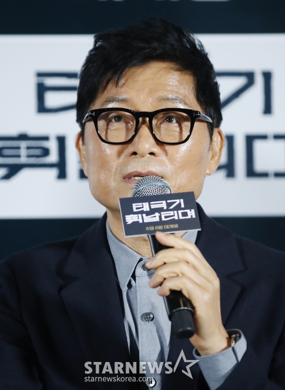 (서울=뉴스1) 권현진 기자 = 강제규 감독이 30일 서울 건대 롯데시네마에서 열린 영화 &#039;태극기 휘날리며&#039; 개봉 20주년 기념 4K 리마스터링 기자간담회에서 인사말을 하고 있다.  &#039;태극기 휘날리며&#039;는 잊을 수 없는 1950년 6월, 두 형제(장동건 원빈 분)의 갈등과 우애 그리고 전쟁의 비극을 그린 작품이다, 6.25 전쟁을 배경으로 한 액션 블록버스터인 이 영화는 &#039;쉬리&#039; &#039;은행나무 침대&#039; 등 명작들을 만들어낸 강제규 감독의 작품 중에서도 수작으로 꼽힌다. 2004년 개봉 당시 첫 주 관객 177만명, 한국 영화사상 최단기간 /사진=(서울=뉴스1) 권현진 기자