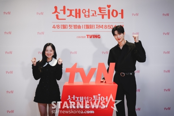 배우 김혜윤, 변우석이 3일 온라인으로 진행된 tvN 월화드라마 '선재 업고 튀어' 제작발표회에 참석해 포즈를 취하고 있다. /사진제공=CJENM 2024.04.03 /사진=이동훈