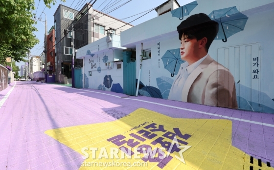 [김천=뉴시스] 이무열 기자 = 21일 경북 김천시에 조성된 &#039;김호중 소리길&#039;이 한산한 모습을 보이고 있다.  트로트 가수 김호중이 음주운전으로 사회적 물의를 빚은 가운데 &#039;김호중 소리길&#039;을 철거하라는 민원이 빗발치고 있다. 다만 김호중의 일부 팬들은 이에 반대하고 있다. 2024.05.21. lmy@newsis.com /사진=이무열