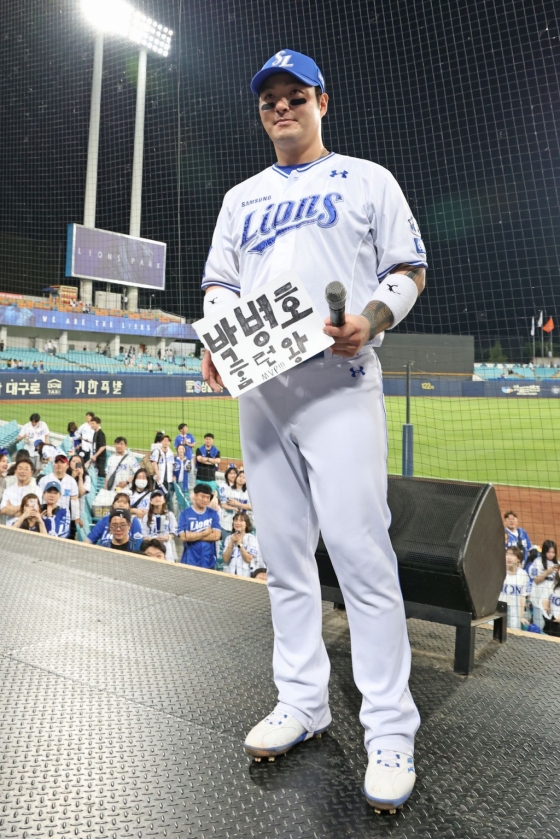 박병호(오른쪽)가 5월 31일 대구 삼성전에서 승리 후 수훈선수 인터뷰에 임하고 있다. /사진=삼성 라이온즈 제공