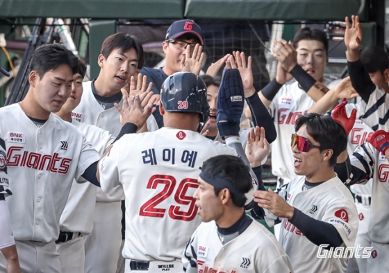 롯데 레이예스(왼쪽 2번째)가 지난달 31일 사직 NC전에서 1회 득점을 올린 후 동료들의 축하를 받고 있다. /사진=롯데 자이언츠 제공 