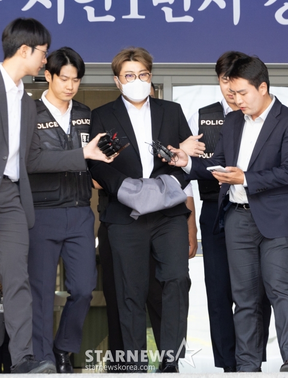 [서울=뉴시스] 황준선 기자 = 음주 뺑소니 혐의를 받고 있는 트로트 가수 김호중이 31일 오전 서울 강남경찰서에서 검찰로 송치되고 있다. 2024.05.31. hwang@newsis.com /사진=황준선