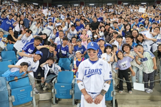 지난달 31일 결승 홈런으로 팀에 승리를 안긴 박병호가 응원단상 인터뷰 후 팬들과 기념 촬영을 하고 있다. /사진=삼성 라이온즈 제공
