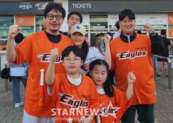 김형근(왼쪽 끝)씨와 함께 경기장을 찾은 가족들. /사진=안호근 기자