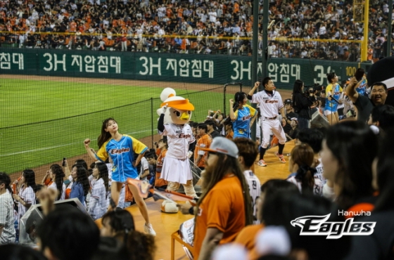 한화 팬들과 응원단. /사진=한화 이글스 제공