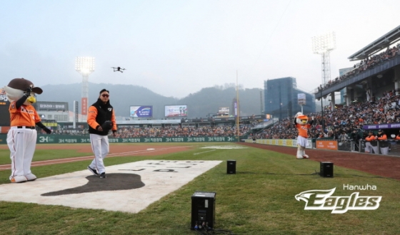 지난 3월 29일 한화 홈 개막전에서 팬들에게 인사하는 최원호 감독. /사진=한화 이글스 제공