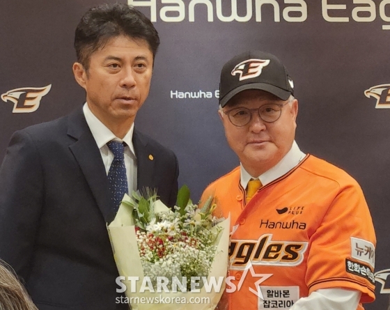 손혁 단장(왼쪽)과 김경문 신임 감독. /사진=안호근 기자