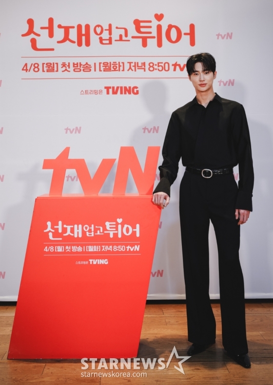 배우 변우석이 3일 온라인으로 진행된 tvN 월화드라마 &#039;선재 업고 튀어&#039; 제작발표회에 참석해 포즈를 취하고 있다. /사진제공=CJENM 2024.04.03 /사진=이동훈