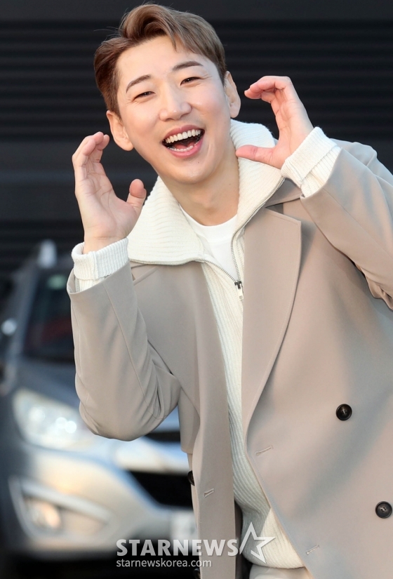 가수 영기가 11일 오후 경기도 파주시 한 스튜디오에서 진행되는 티비조선 &#039;화요일 밤이 좋아&#039; 녹화를 위해 도착하고 있다. 2023.01.11