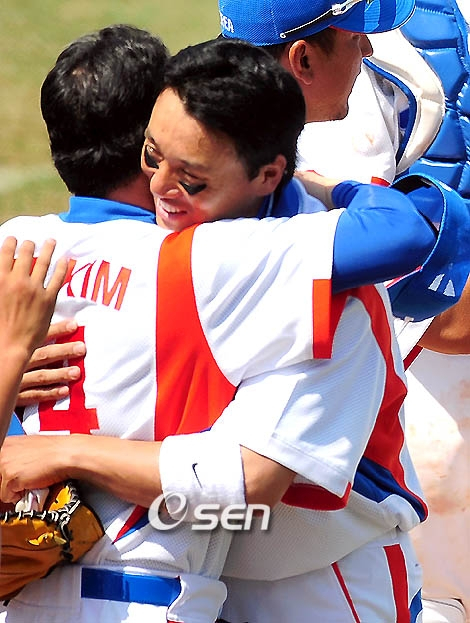 2008 베이징 올림픽에서 포옹하는 김경문 감독(왼쪽)과 이승엽 감독. 