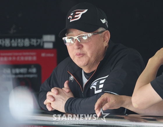 김경문 한화 이글스 신임 감독이 4일 수원 KT위즈파크에서 KT 위즈와 2024 신한 SOL뱅크 KBO리그 방문경기를 앞두고 선수단의 훈련을 지켜보고 있다. /사진=김진경 대기자