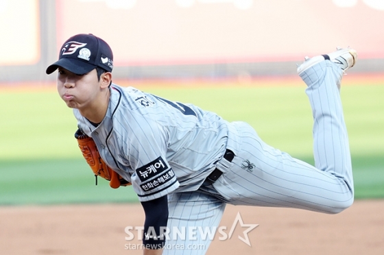 한화 이글스 황준서가 4일 수원 KT위즈파크에서 열린 KT 위즈와 2024 신한 SOL뱅크 KBO리그 방문경기에서 역투하고 있다. /사진=김진경 대기자