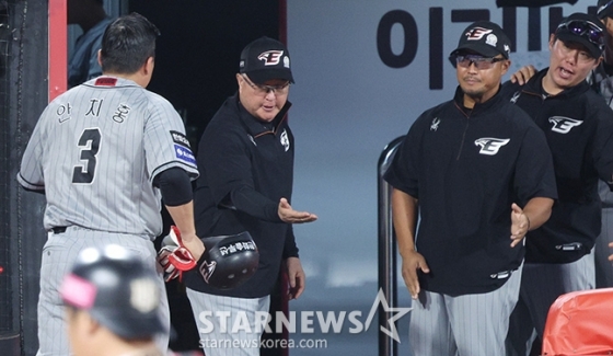 한화 이글스 안치홍(왼쪽)이 4일 수원 KT위즈파크에서 열린 KT 위즈와 2024 신한 SOL뱅크 KBO리그 방문경기에서 득점한 뒤 김경문 감독의 환영을 받고 있다. /사진=김진경 대기자