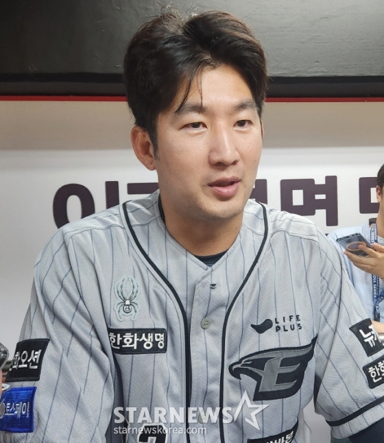 최재훈이 팀을 승리로 이끈 뒤 수훈 선수 인터뷰에서 소감을 전하고 있다. /사진=안호근 기자