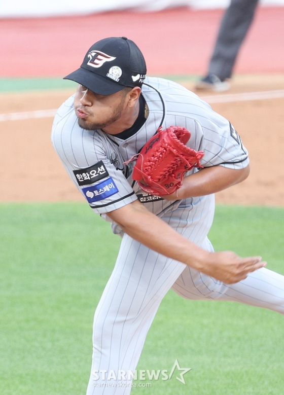 &#039;2024 신한 SOL 뱅크 KBO리그&#039; KT-한화 전이 5일 수원 KT위즈파크에서 열렸다.  한화 선발 바리아가 역투하고 있다.  /사진=김진경 대기자