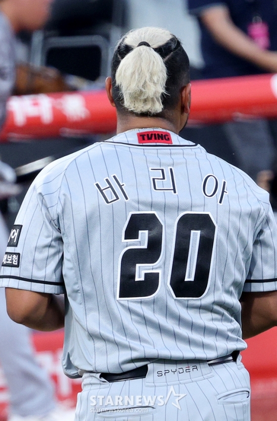 &#039;2024 신한 SOL 뱅크 KBO리그&#039; KT-한화 전이 5일 수원 KT위즈파크에서 열렸다.  한화 선발 바리아가 2회 투구를 마친 후 더그아웃으로 향하고 있다. /사진=김진경 대기자