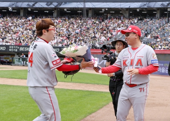 KIA 양현종(왼쪽)이 6일 광주 롯데전에서 개인 통산 KBO 2000탈삼진 기록을 축하받고 있다. /사진=KIA 타이거즈 제공