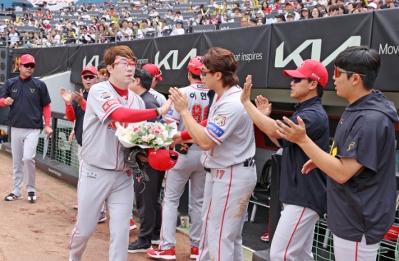 KIA 양현종(왼쪽)이 6일 광주 롯데전에서 개인 통산 KBO 2000탈삼진 기록을 축하받고 있다. /사진=KIA 타이거즈 제공