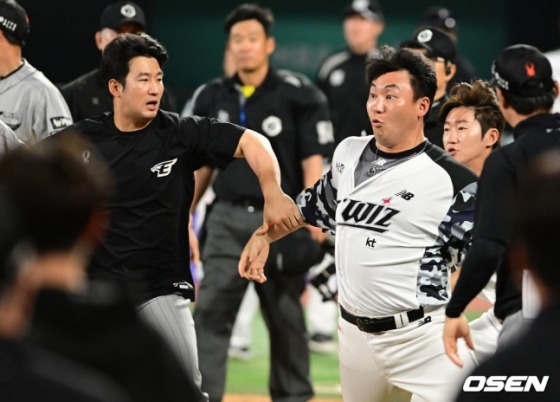 5일 경기가 종료된 이후, KT 위즈와 한화 이글스 선수간 벤치클리어링이 발생했다. KT 장성우가 분노하며 한화 선수단으로 돌진하고 있다. 