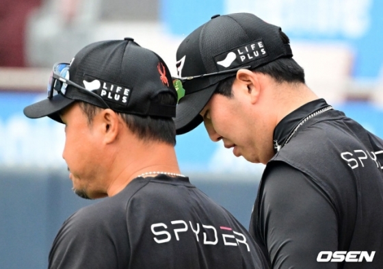 정경배(왼쪽) 한화 수석코치와 박상원이 6일 훈련에 앞서 KT 선수단에 사과의 뜻을 전하기 위해 KT 더그아웃으로 향하고 있다.