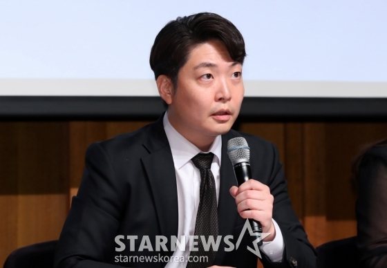 [서울=뉴시스] 김혜진 기자 = 그룹 엑소 첸백시(첸 백현 시우민) 소속사 대리인 이재학 법무법인 린 변호사가 10일 오후 서울 중구 신라호텔에서 열린 긴급 기자회견에서 입장을 밝히고 있다.  지난해 6월 첸백시는 SM의 부당한 장기 계약과 불투명한 정산을 주장하며 법적 대응을 예고했다. 그 과정에서 외부 세력 개입 및 템퍼링 의혹이 불거졌지만, 이는 첸백시 측과 외부 세력으로 거론된 MC몽이 즉각 반박하면서 논란은 일축됐다. 해당 분쟁은 전속 계약 해지 통보 후 약 19일 만에 양측이 협의 하에 갈등이 봉합됐다고 알렸다. 첸백시 /사진=김혜진