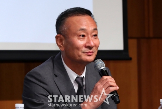 [서울=뉴시스] 김혜진 기자 = 김동준 INB100 대표가 10일 오후 서울 중구 신라호텔에서 열린 긴급 기자회견에서입장을 밝히고 있다.  지난해 6월 첸백시는 SM의 부당한 장기 계약과 불투명한 정산을 주장하며 법적 대응을 예고했다. 그 과정에서 외부 세력 개입 및 템퍼링 의혹이 불거졌지만, 이는 첸백시 측과 외부 세력으로 거론된 MC몽이 즉각 반박하면서 논란은 일축됐다. 해당 분쟁은 전속 계약 해지 통보 후 약 19일 만에 양측이 협의 하에 갈등이 봉합됐다고 알렸다. 첸백시는 엑소를 유지하겠다는 약속을 지키며 7월 엑소 완전체 /사진=김혜진