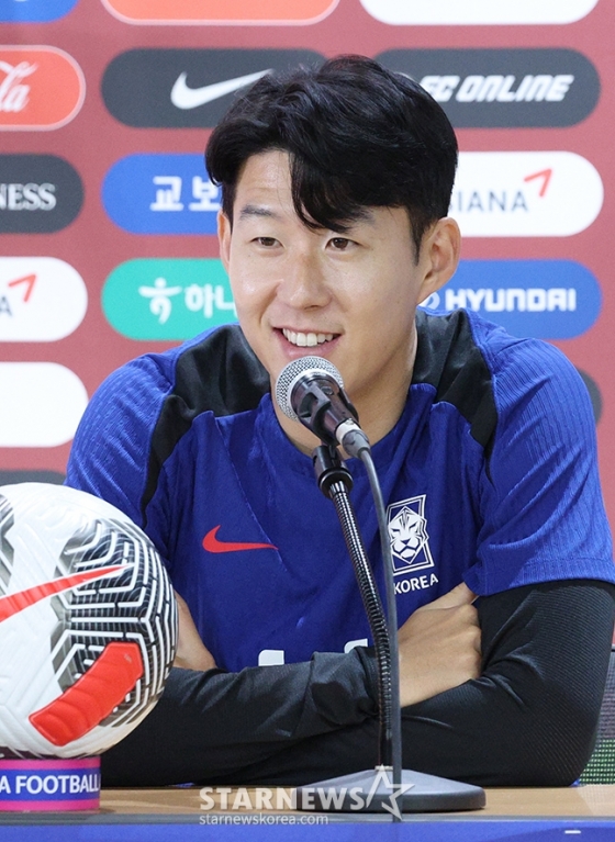 손흥민이 10일 오후 경기 고양시 고양종합운동장 미디어실에서 열린 &#039;2026 국제축구연맹(FIFA) 북중미 월드컵&#039; 아시아 지역 2차 예선 C조 최종 5차전 중국전 기자회견에서 취재진의 질문에 답하고 있다. /사진=김진경 대기자