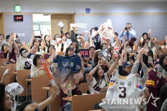 숙명여대 학생들이 지난 5월 24일 서울 청파동에 위치한 숙명여대 진리관에서 열린 &#039;2024 히어로즈 여대특강&#039;에서 열띤 호응을 하고 있다. /사진=김동윤 기자