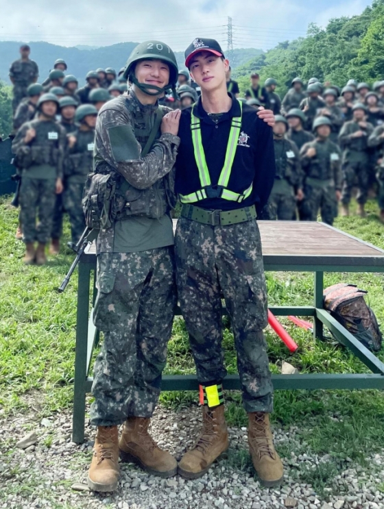 (왼쪽부터) 강승윤, 진 /사진=위버스