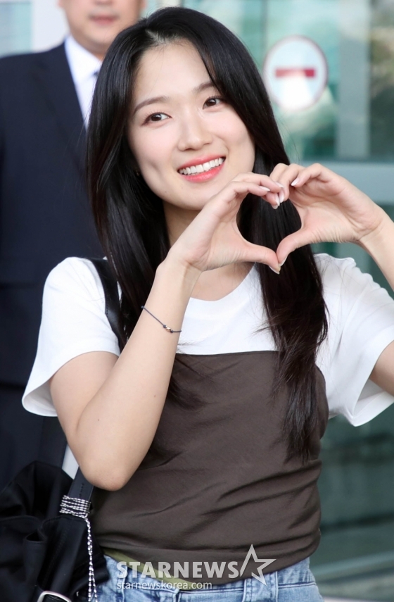 배우  김혜윤이 화보 촬영 차 인도네시아 발리로 8일 오후 인천국제공항을 통해 출국하고 있다. 2023.06.08 /사진=임성균