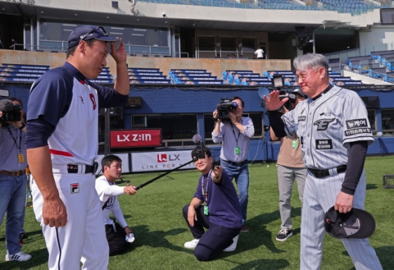 이승엽 두산 감독(왼쪽)과 김경문 한화 감독이 인사를 나누고 있다. /사진=두산 베어스 제공