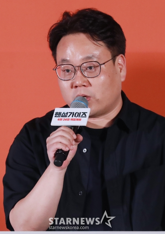 남동협 감독이 11일 오후 서울 CGV용산아이파크몰에서 진행된 영화 &#039;핸섬가이즈&#039;(감독 남동협) 언론사시회 및 기자간담회에 참석해 질문에 답하고 있다. /2024.06.11 /사진=이동훈