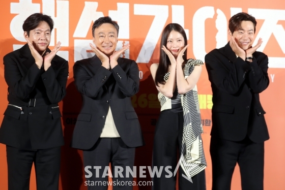 배우 박지환, 이성민, 공승연, 이희준이 27일 오전 서울 광진구 롯데시네마 건대점에서 열린 영화 &#039;핸섬가이즈&#039; 제작발표회에 참석해 포즈를 취하고 있다.   한 번 보면 절대 잊지 못할 첫인상을 가진 자칭 &#039;핸섬 가이즈&#039; 두 남자가 음산한 산장으로 이사를 오던 날, 마을과 산장에 얽힌 전설이 깨어나며 시작되는 예측불허 코미디영화로 오는 6월 26일 개봉 예정이다. 2024.05.27 /사진=임성균