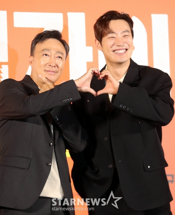 배우 이성민, 이희준이 27일 오전 서울 광진구 롯데시네마 건대점에서 열린 영화 &#039;핸섬가이즈&#039; 제작발표회에 참석해 포즈를 취하고 있다.   한 번 보면 절대 잊지 못할 첫인상을 가진 자칭 &#039;핸섬 가이즈&#039; 두 남자가 음산한 산장으로 이사를 오던 날, 마을과 산장에 얽힌 전설이 깨어나며 시작되는 예측불허 코미디영화로 오는 6월 26일 개봉 예정이다. 2024.05.27 /사진=임성균