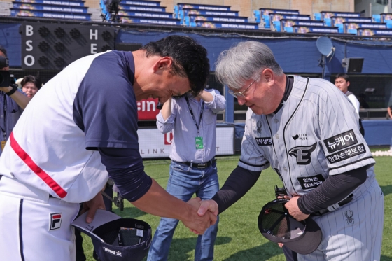 김경문 한화 이글스 감독(오른쪽)이 11일 서울 잠실구장에서 열린 두산 베어스와 2024 신한 SOL뱅크 KBO리그 방문경기를 앞두고 이승엽 두산 베어스 감독과 인사를 나누고 있다. /사진=두산 베어스 제공