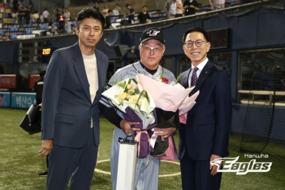 김경문 감독(가운데)이 승리 후 박종태 구단 대표이사(오른쪽), 손혁 단장과 기념 촬영을 하고 있다. /사진=한화 이글스 제공
