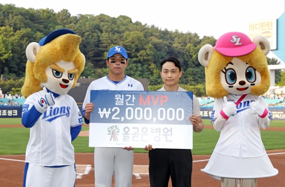 삼성 라이온즈 김영웅(왼쪽)과 임경환 올곧은병원 원장. /사진=삼성 라이온즈 제공