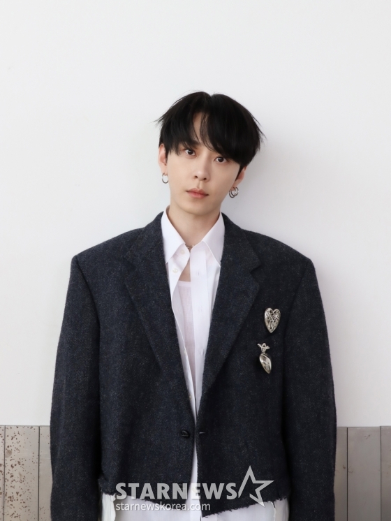 가수 용준형이 10일 오후 온라인으로 진행된 새 EP &#039;로너&#039; 발매 기념 온라인 기자간담회에 참석해 포즈를 취하고 있다.  새 앨범 타이틀곡은 용준형이 작사, 작곡한 &#039;층간 소음&#039;이다. 다양한 장르가 조화롭게 섞인 곡이다. 앨범에는 &#039;층간 소음&#039;을 비롯해 &#039;차라리 내가 싫다고 해&#039;, &#039;LONELY&#039;(론리), &#039;PRAHA&#039;(프라하), &#039;GET OVER YOU&#039;(겟 오버 유), &#039;PIECES&#039;