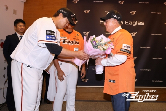 김경문 감독(오른쪽) 취임식 때 꽃다발을 건네며 축하를 전하는 류현진. /사진=한화 이글스 제공