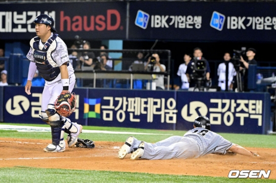 하주석(오른쪽)이 홈을 파고들고 있다.