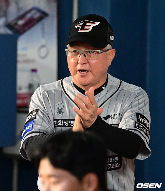 김경문 한화 이글스 감독이 12일 서울 잠실구장에서 열린 두산 베어스와 2024 신한 SOL뱅크 KBO리그 방문경기에서 선수들에게 힘을 불어넣어 주고 있다.