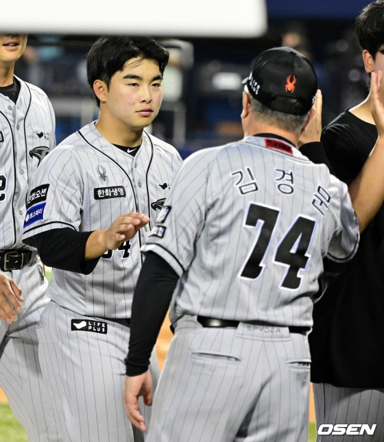 김경문 한화 이글스 감독(오른쪽)이 12일 서울 잠실구장에서 열린 두산 베어스와 2024 신한 SOL뱅크 KBO리그 방문경기에서 승리의 주역 문현빈과 하이파이브를 하고 있다.