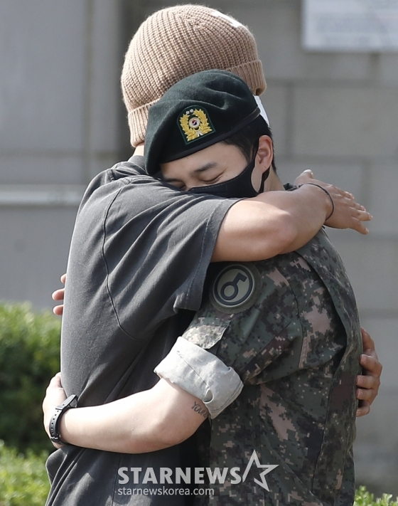 (연천=뉴스1) 권현진 기자 = 그룹 방탄소년단(BTS) 뷔와 지민(오른쪽)이 12일 오전 경기도 연천 소재 육군 제5보병사단 신병교육대대에서 인사를 나누고 있다. 2024.6.12/뉴스1 Copyright (C) 뉴스1. All rights reserved. 무단 전재 및 재배포, AI학습 이용 금지. /사진=(연천=뉴스1) 권현진 기자