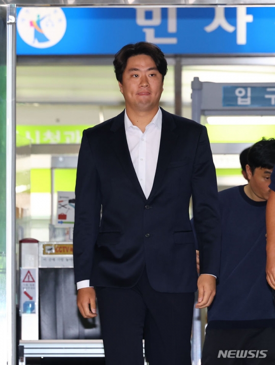 야구선수 이영하가 13일 서울 마포구 서울서부지방법원에서 열린 항소심 선고공판에서 무죄를 판결을 받고 재판장을 빠져나오고 있다. /사진=뉴시스