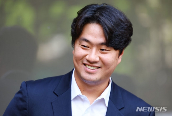 항소심에서 무죄 판결을 받은 이영하가 미소를 짓고 있다. /사진=뉴시스